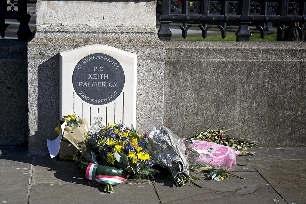 Royaume-Uni : Il urine sur une plaque en mémoire d'un policier tué par un terroriste, 14 jours de prison