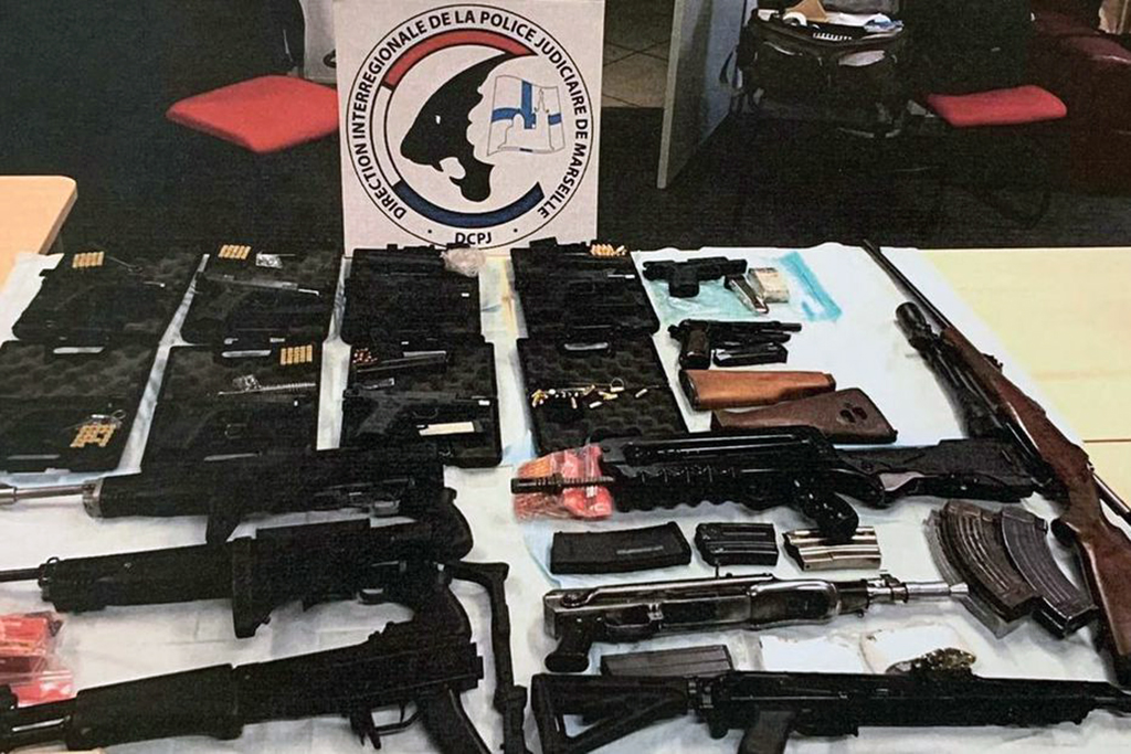 Marignane : 18 armes dont des fusils d'assaut et des pistolets ainsi que 65 kg de cannabis saisis, 9 suspects arrêtés