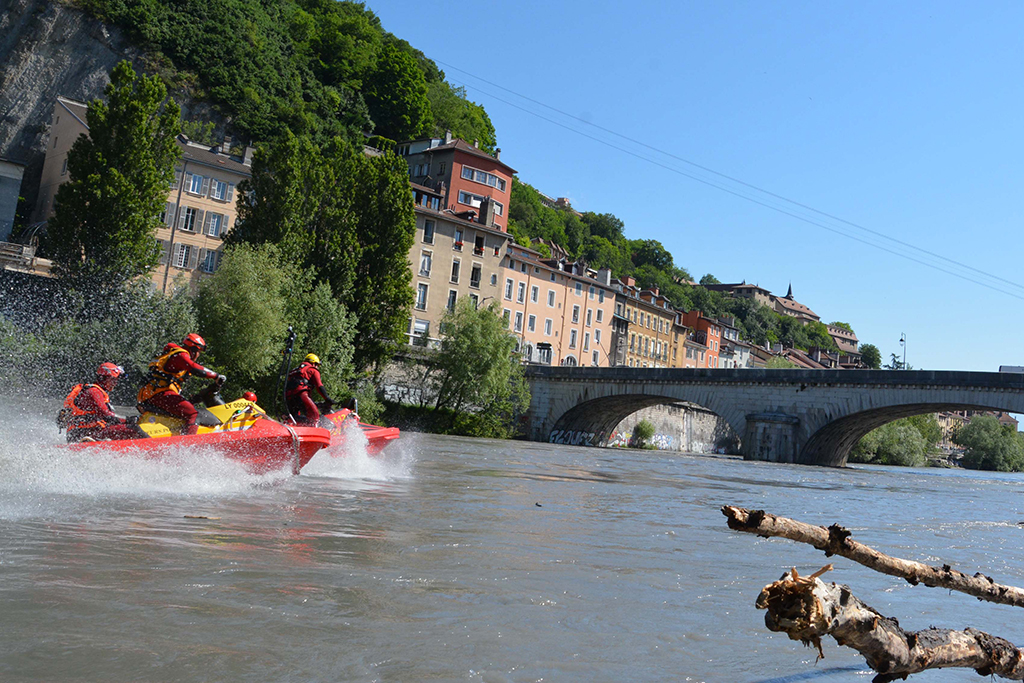 Isère : Il simule un appel de détresse et déclenche l'intervention de 27 pompiers