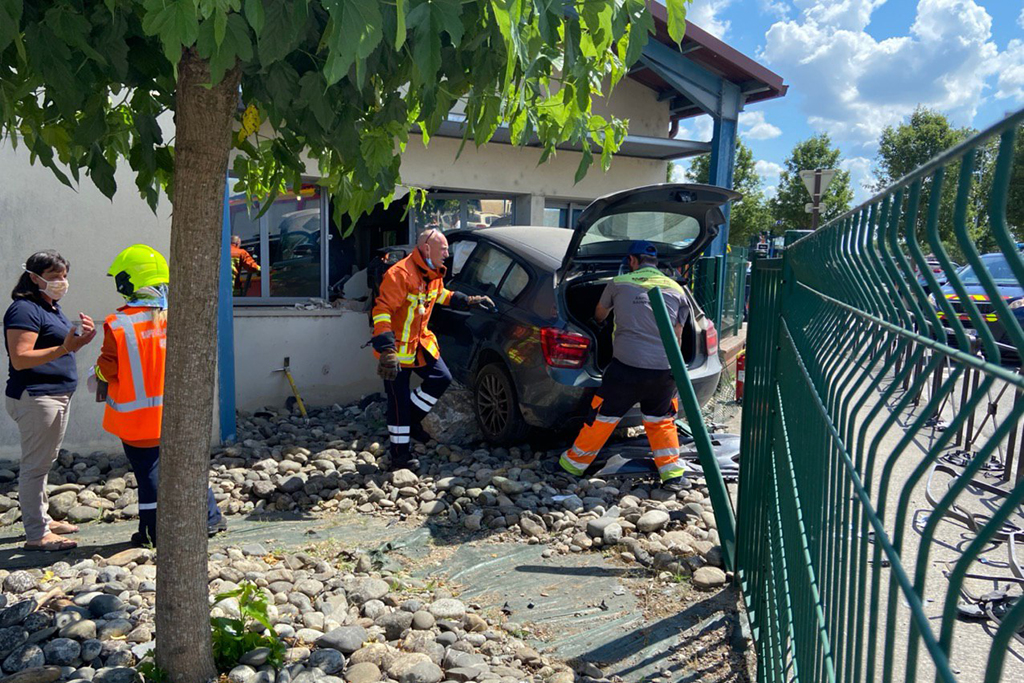 Tarn : Un automobiliste perd le contrôle de sa voiture et s'encastre dans le mur d'une école