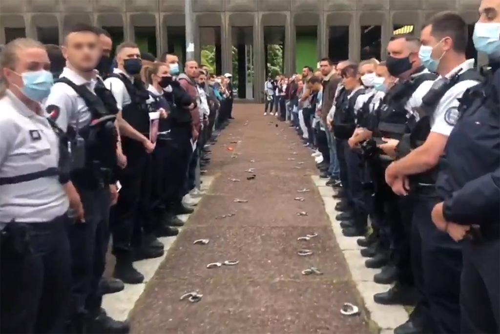 Colère dans la police : des policiers rassemblés partout en France jettent leurs menottes au sol