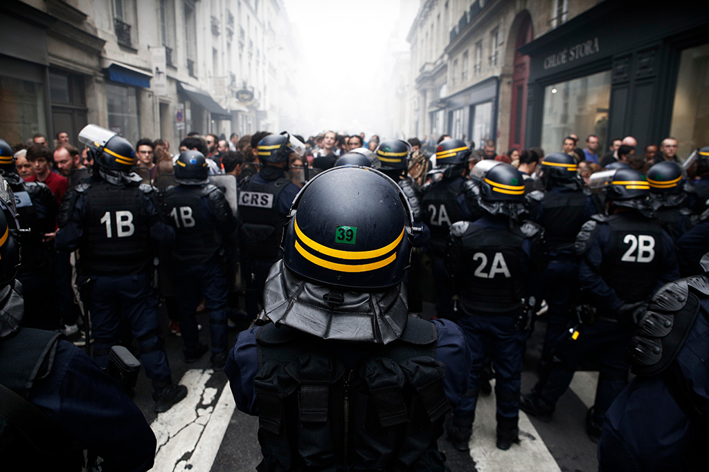 Manifestation des soignants à Paris : des CRS auraient été la cible d'un jet de produit chimique
