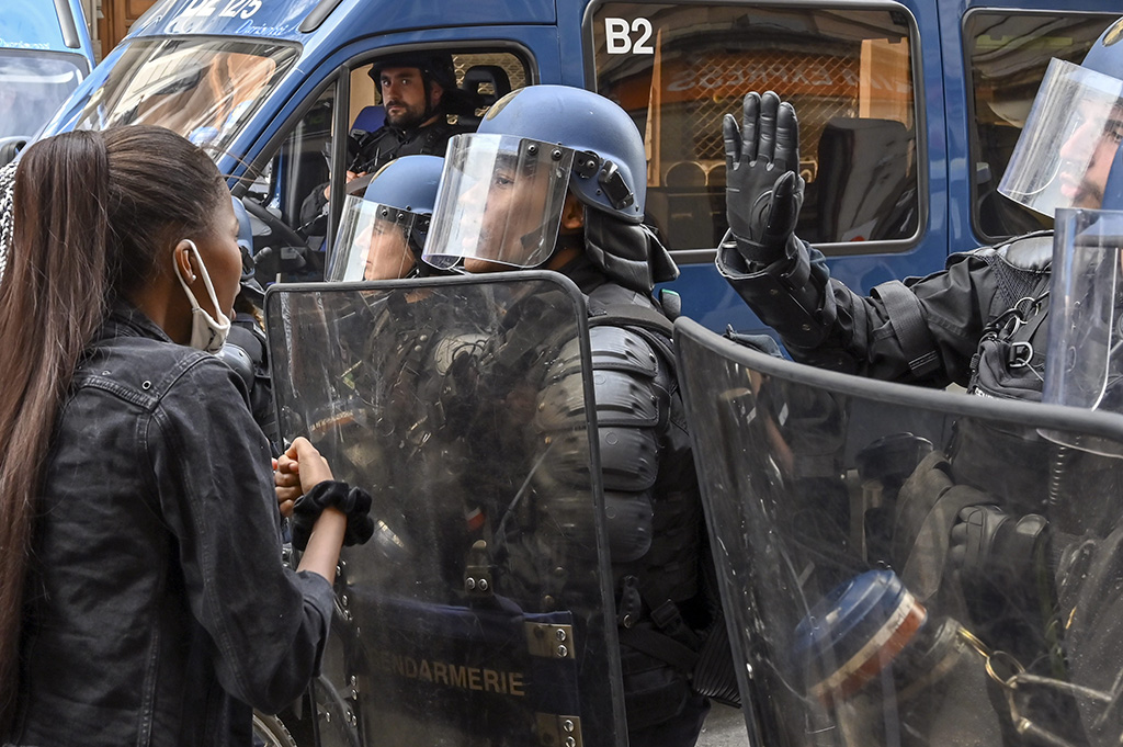 «Sale vendu !» lance une manifestante à un gendarme noir, la justice saisie