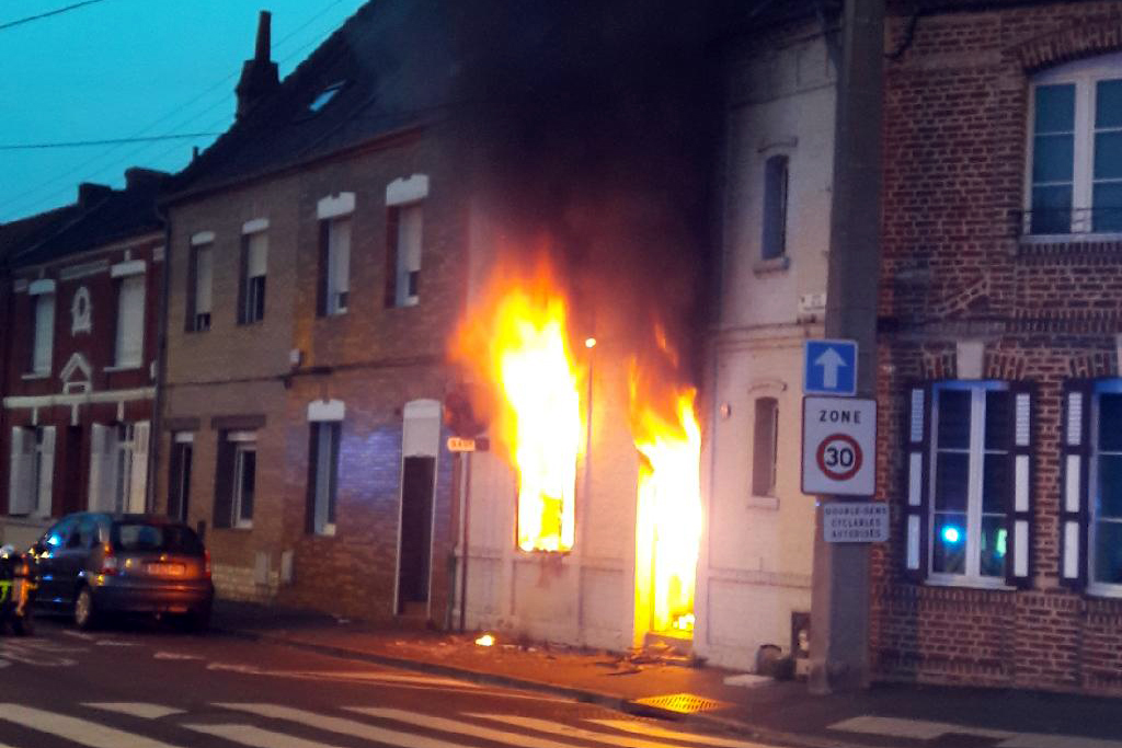 Arras : Des policiers sauvent une femme handicapée de l'incendie de sa maison et évacuent des riverains