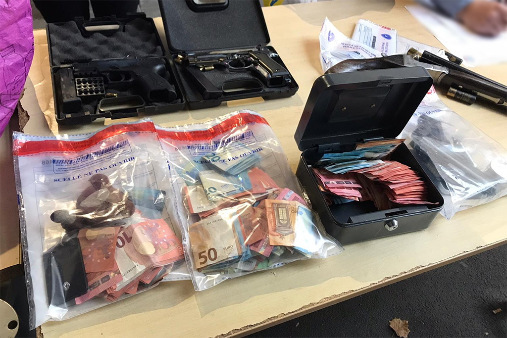 Val-de-Marne : 4 dealers présumés interpellés, de la drogue et des armes à feu saisies à leur domicile