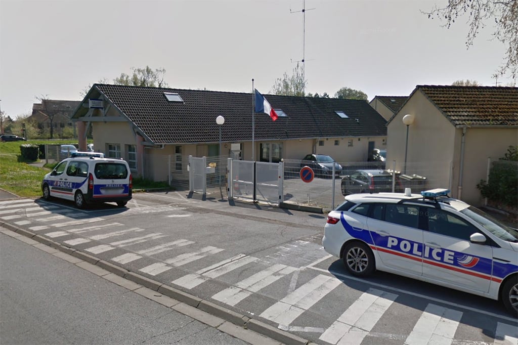 Val-d'Oise : Une dizaine d'individus tirent des feux de Bengale sur le commissariat de Jouy-le-Moutier en pleine nuit