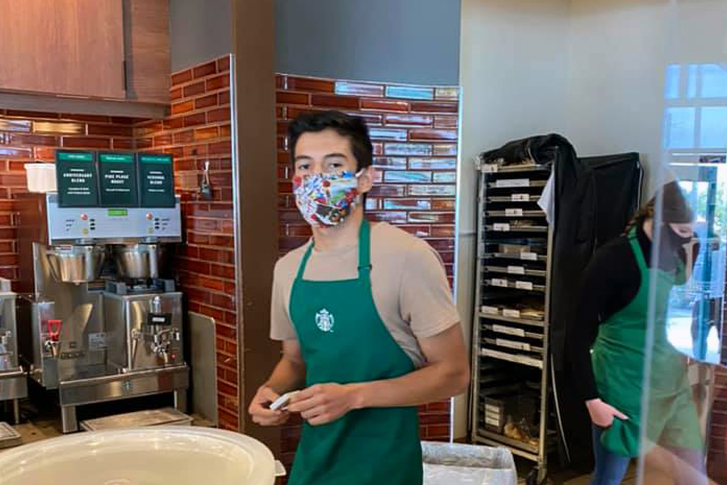 États-Unis : Un employé de Starbucks refuse de servir une cliente non masquée, il reçoit plus de 60 000 dollars