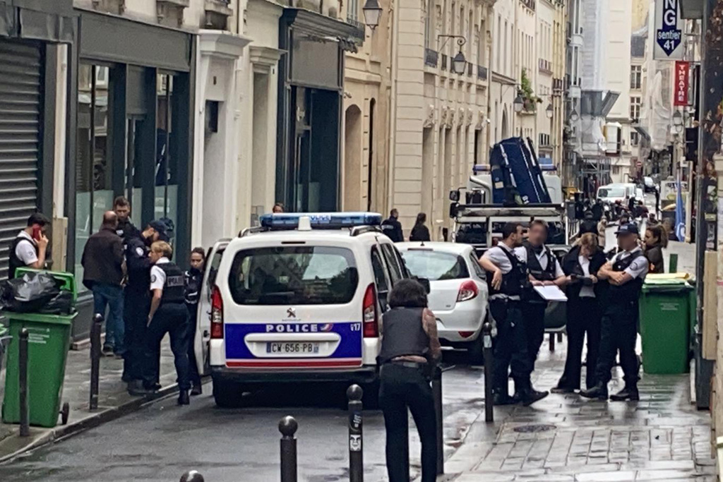 Paris : Un conducteur refuse le contrôle et fonce à deux reprises sur les policiers qui ouvrent le feu