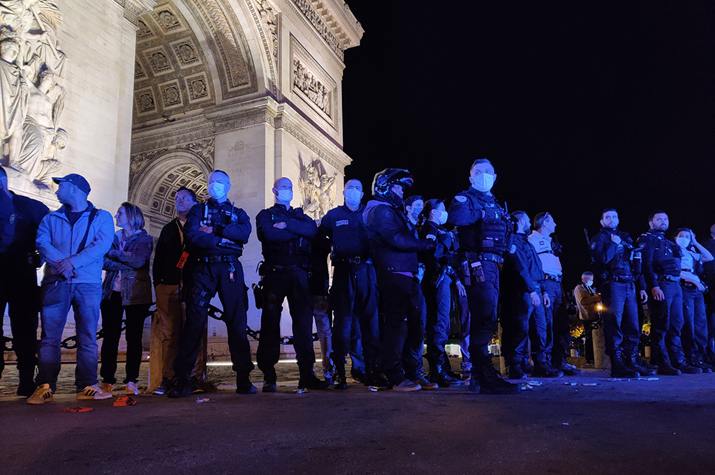 Colère dans la police : plusieurs centaines de policiers se rassemblent devant l'Arc de Triomphe