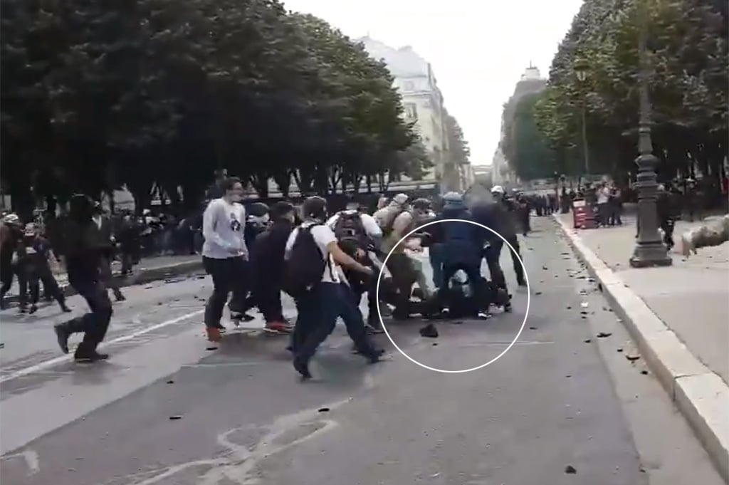 Manifestation des soignants à Paris : un policier tombé au sol roué de coups par plusieurs individus