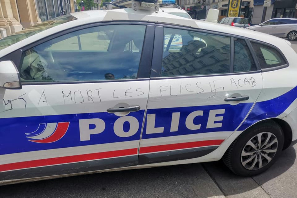Paris : Elle tague «A mort les flics» sur une voiture de police devant un commissariat puis exhibe un couteau