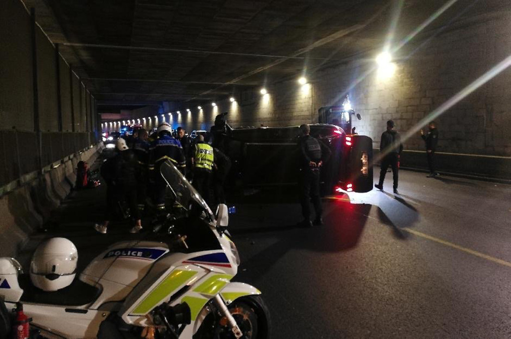 Paris : Au volant d'une voiture volée, il refuse le contrôle, percute un autre véhicule et fait plusieurs tonneaux