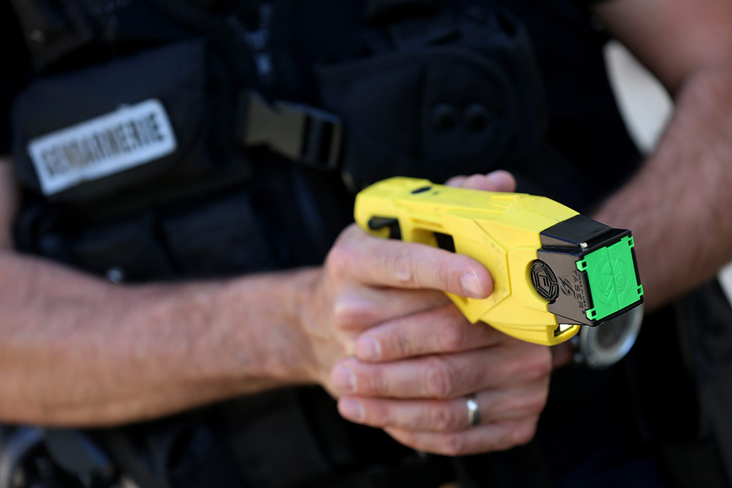 Le pistolet à impulsion électrique va remplacer la méthode «d'étranglement» dans la police