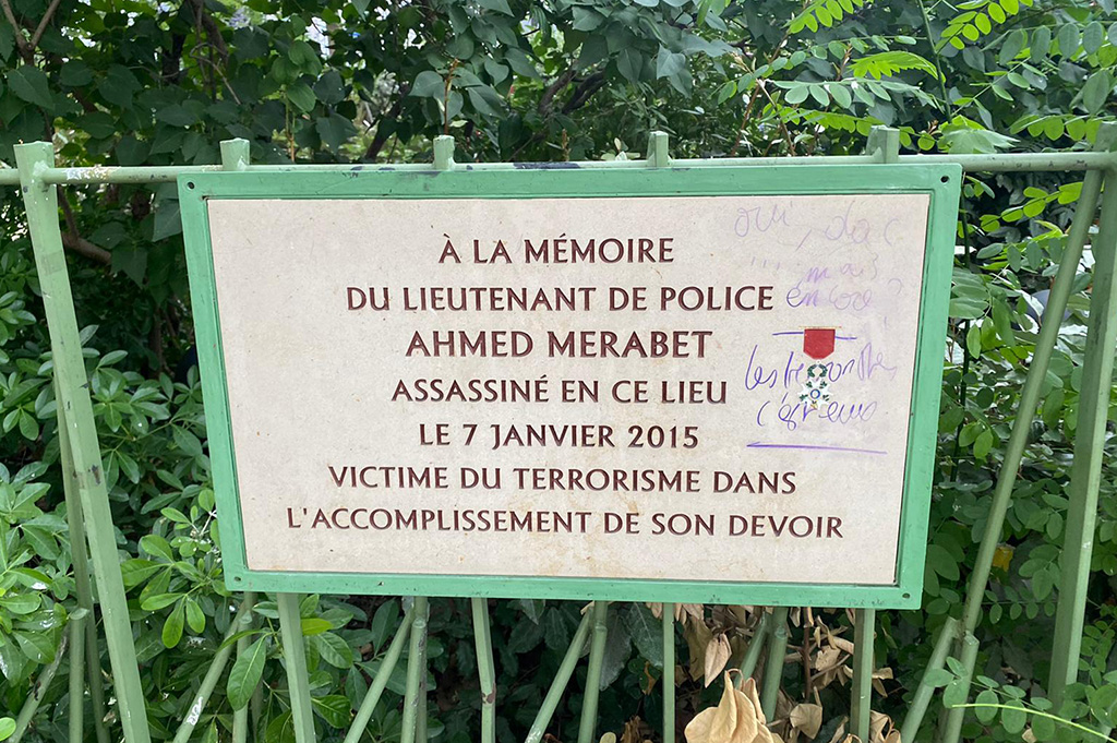 Paris : Une plaque en hommage au policier Ahmed Merabet, tué par des terroristes, a été vandalisée