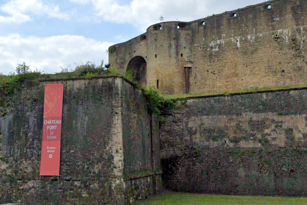 Sedan : Une femme aurait tué deux personnes avant de se suicider en se jetant du haut du château fort