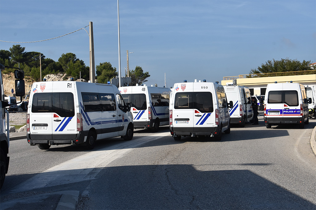 Charente-Maritime : Armée d'un couteau, elle crève les pneus des véhicules de CRS à Puilboreau