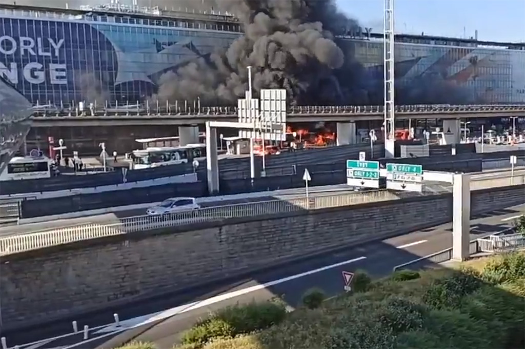 Orly : Un bus prend feu devant le terminal 4 de l'aéroport, 300 voyageurs évacués