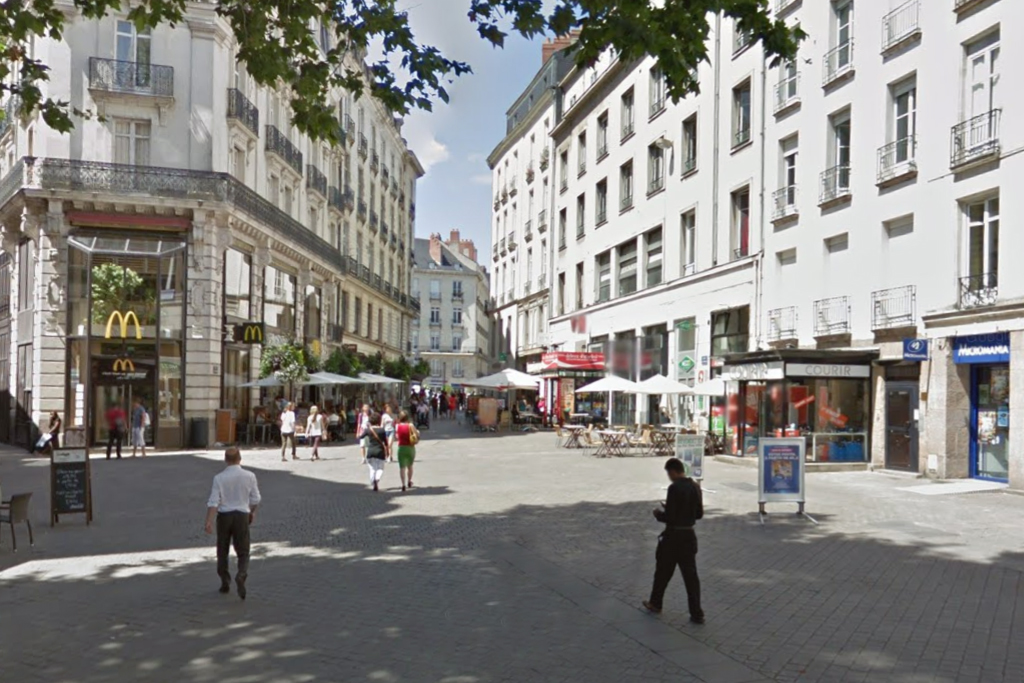 Nantes : Il vient en aide à une jeune femme agressée par quatre hommes et reçoit un pavé dans le visage