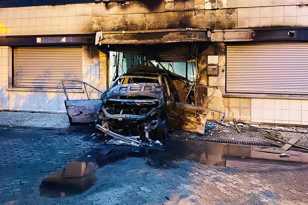 Yvelines : Un bâtiment municipal de Poissy attaqué à la voiture-bélier et incendié