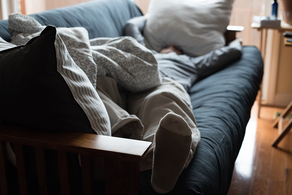 Drôme : Ils découvrent un cambrioleur endormi dans leur canapé qui vient de se servir à manger et à boire