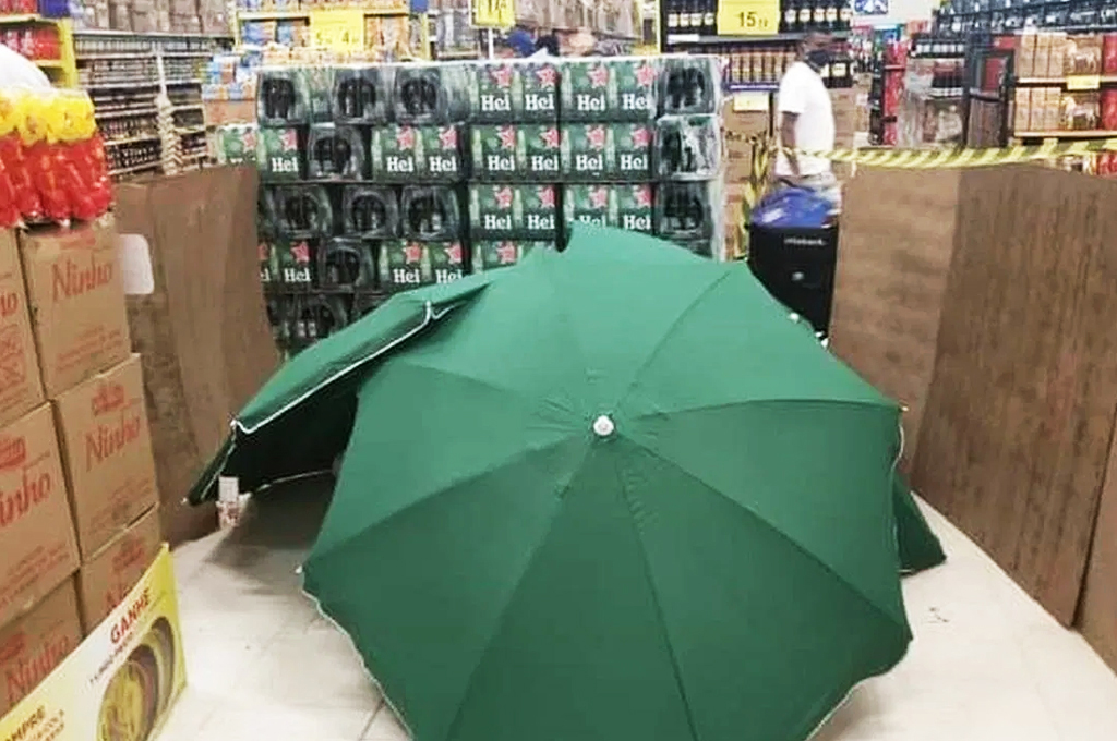 Brésil : Un homme meurt dans un supermarché, il est recouvert de parasols tandis que le magasin reste ouvert