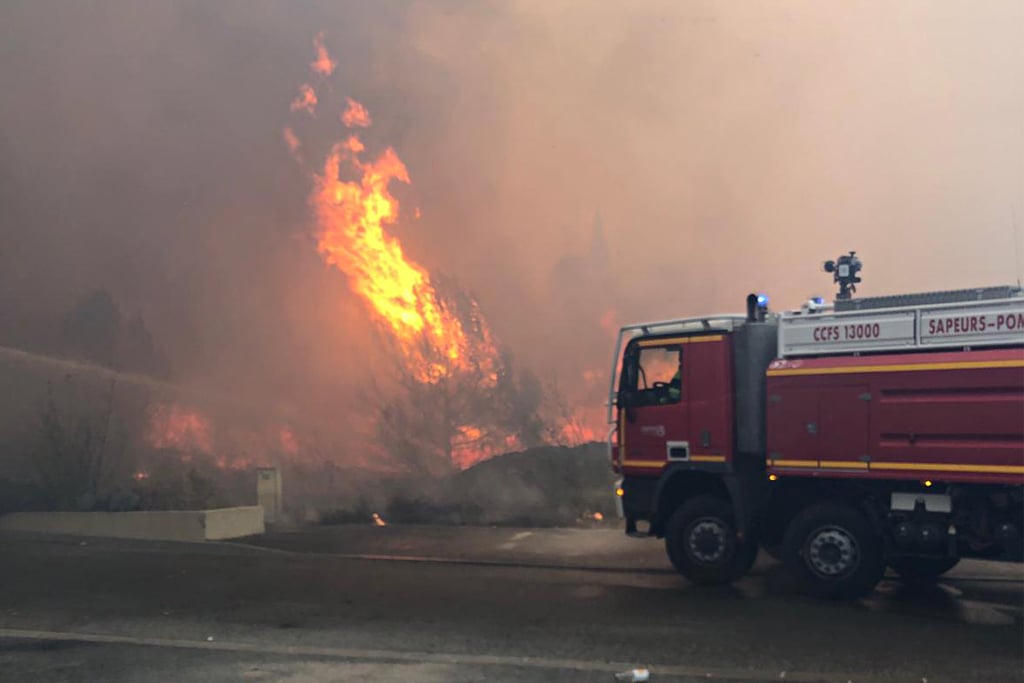 Incendie à Martigues : 1025 hectares détruits, 1800 pompiers déployés, le feu n'est toujours pas maîtrisé