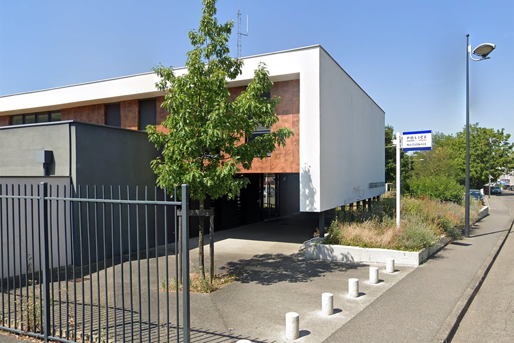 Rhône : En pleine nuit, il casse la porte du commissariat de Meyzieu à coups de pied de biche