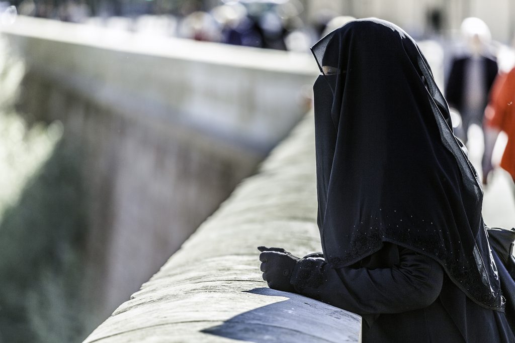 Toulouse : Elle refuse de retirer son niqab pour entrer au commissariat et s'en prend violemment à un policier