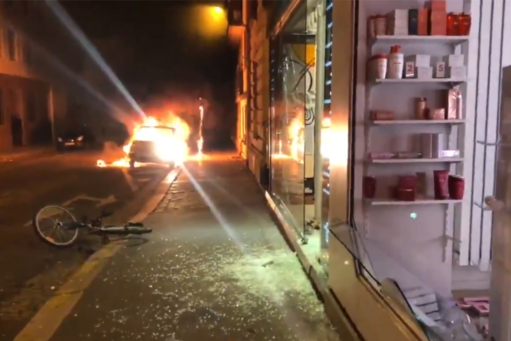 Paris : Pillages, voitures incendiées et affrontements avec la police en marge du match PSG-Bayern