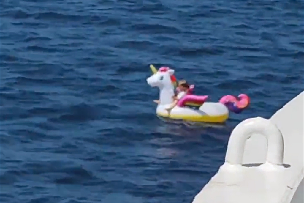 Grèce : Une fillette à la dérive sur une bouée licorne secourue par les membres d'équipage d'un ferry