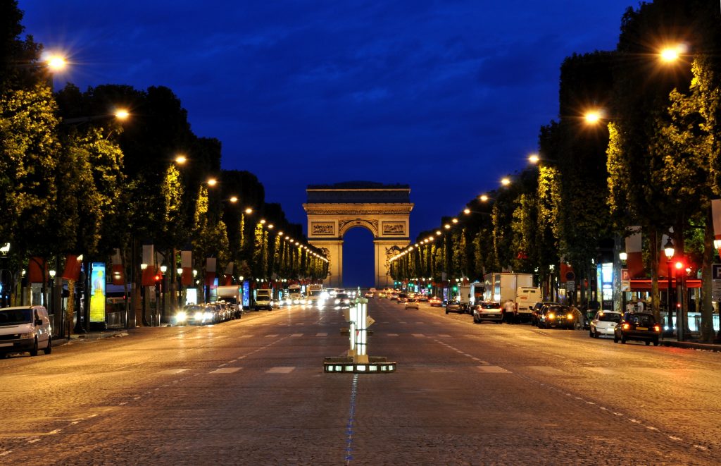 Paris : Un homme avec un maillot de l'OM roué de coups par une vingtaine d'individus sur les Champs-Élysées