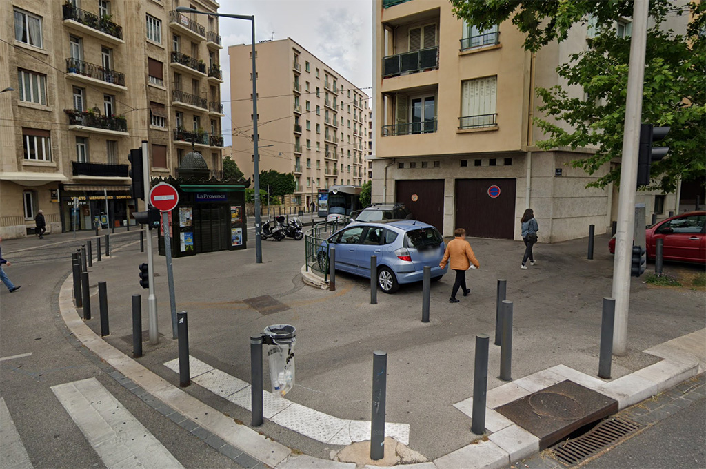 Marseille : Couteau sous la gorge, une femme enceinte dépouillée par trois individus en pleine rue