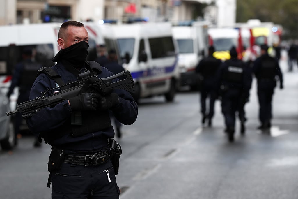 Attaque à l'arme blanche à Paris : 2 blessés graves et 7 personnes en garde à vue dont l'assaillant présumé