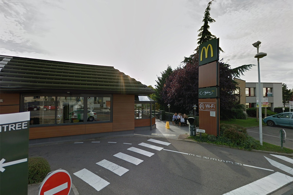 Pont-à-Mousson : Sauvagement agressé à l'arme blanche, un jeune homme nu se réfugie dans un McDonald's