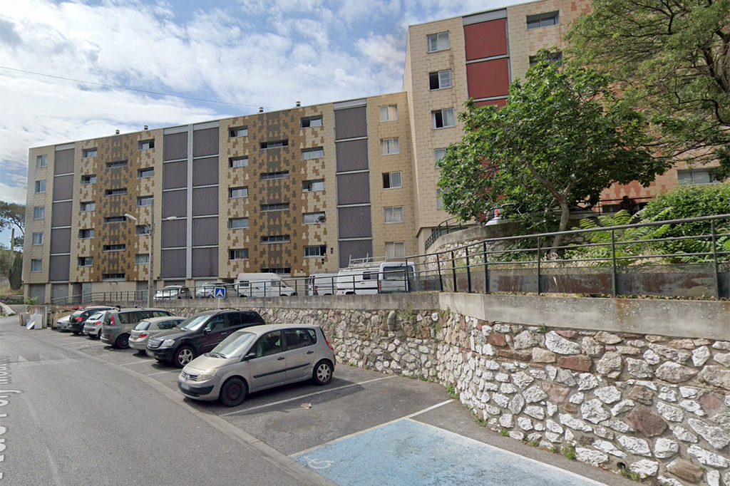 Toulon : Il menace sa voisine avec un fusil, les policiers découvrent un pistolet-mitrailleur et un revolver chez lui