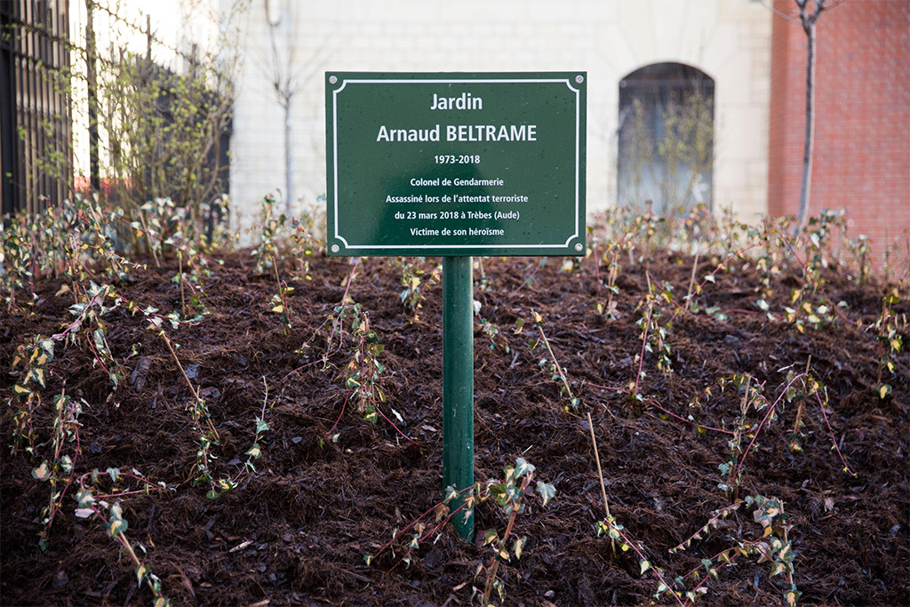 «Victime de son héroïsme» : une plaque à la mémoire d'Arnaud Beltrame installée à Paris fait polémique