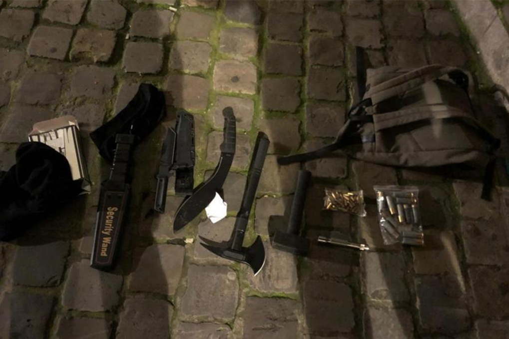 Un homme muni de plusieurs armes blanches interpellé à proximité d'un commissariat à Bruxelles