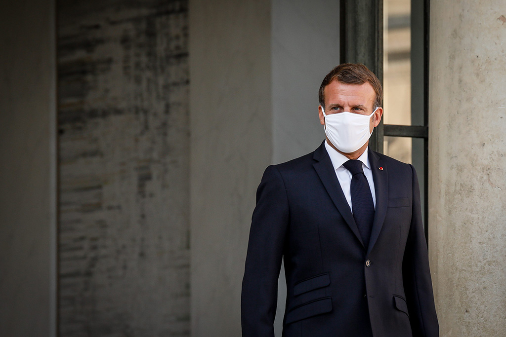 Covid-19 : Emmanuel Macron annonce la suspension du vaccin AstraZeneca pour au moins 24 heures