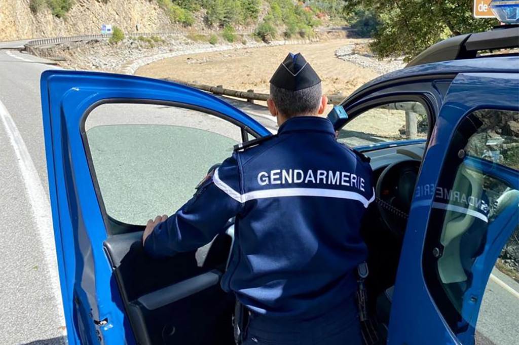 Aveyron : Secouru par les gendarmes après une sortie de route, il vole leur véhicule et prend la fuite
