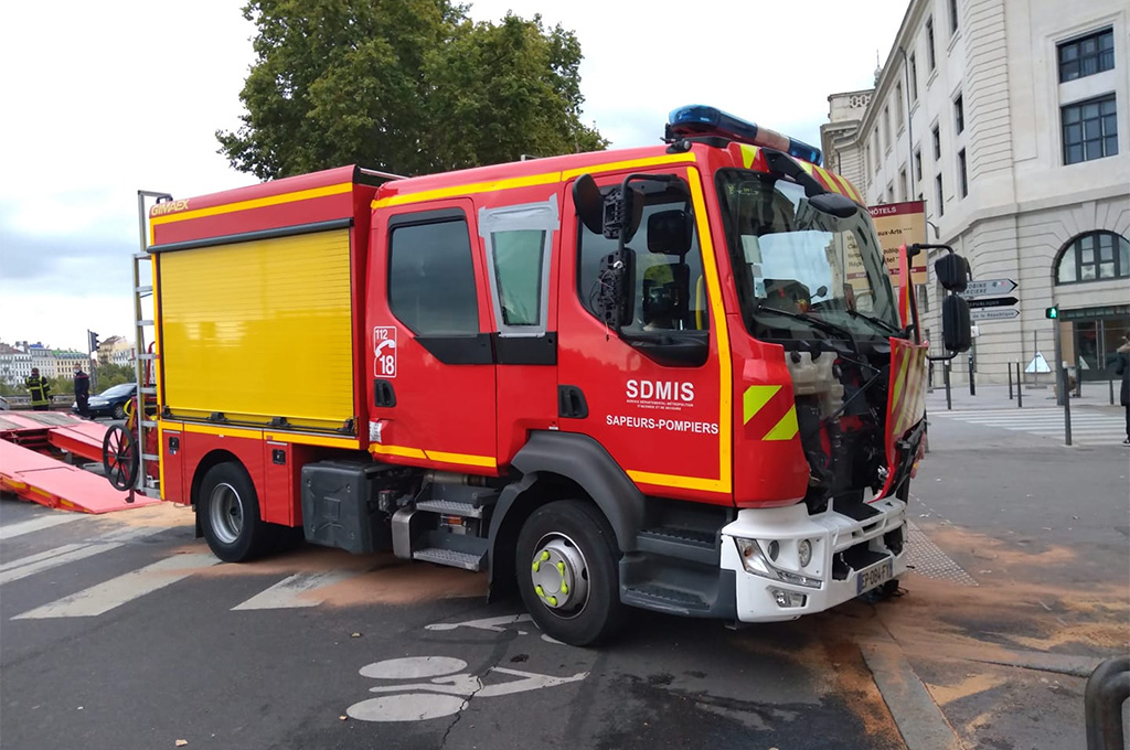 Lyon : Un véhicule de pompiers qui part en intervention entre en collision avec une voiture, 7 blessés