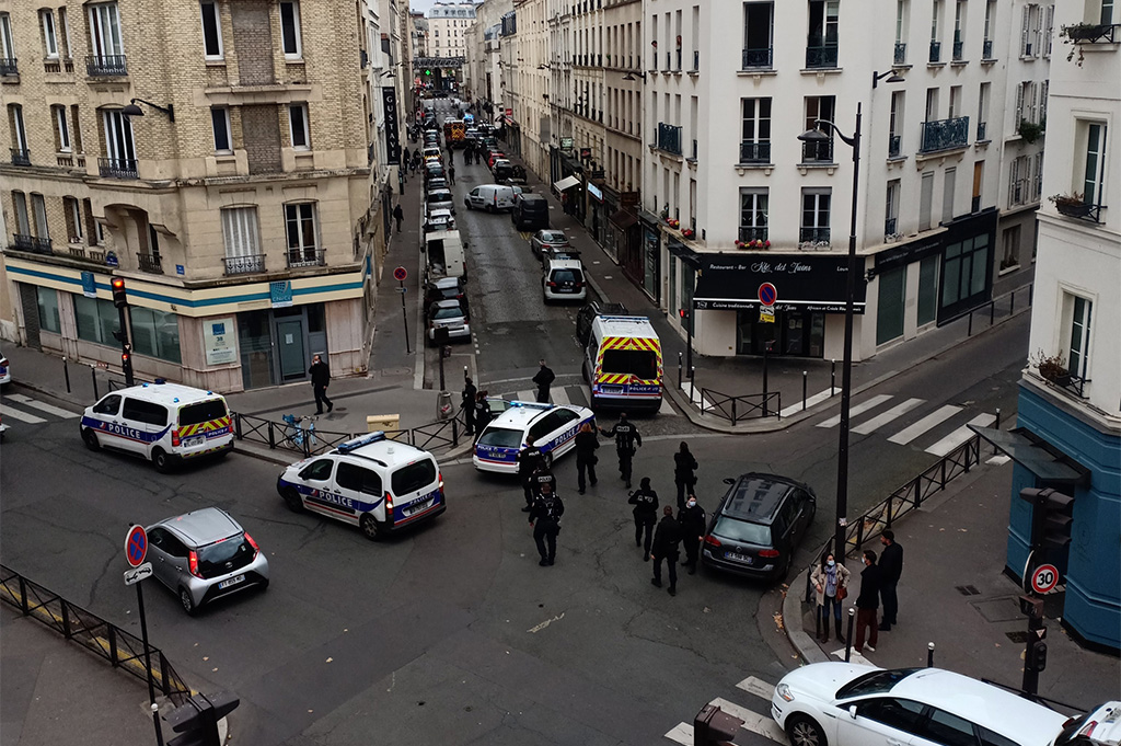 Paris : Armé de couteaux, il fonce sur les policiers venus l'interpeller, en hurlant «Allah Akbar»