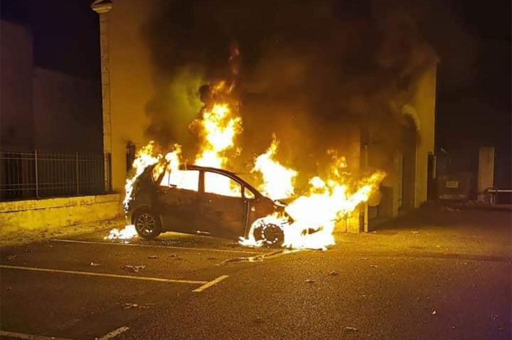 Cahors : Le commissariat attaqué au cocktail Molotov, la voiture d'un policier détruite