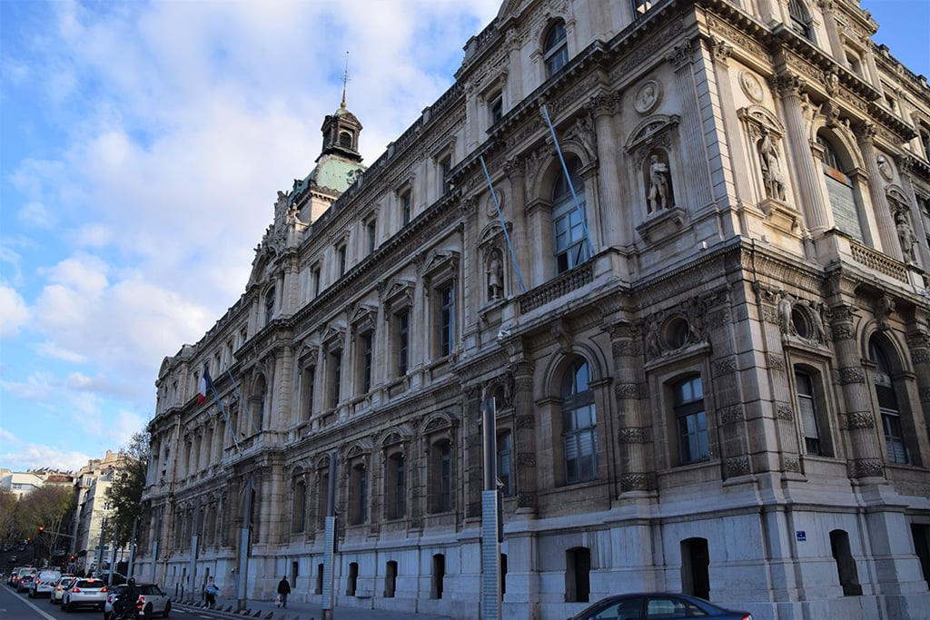 Marseille : Deux agents de la préfecture modifiaient le dossier des demandeurs d'asile contre de l'argent