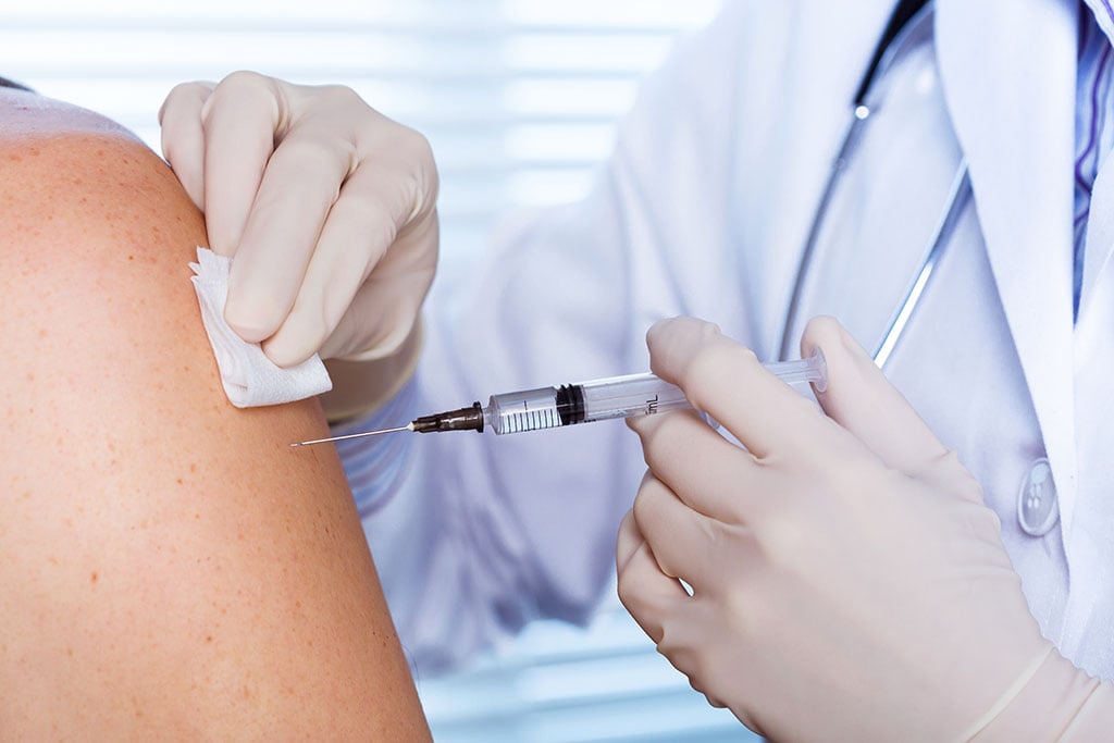 Covid-19 : Un Italien tente de se faire vacciner... sur un faux bras en silicone