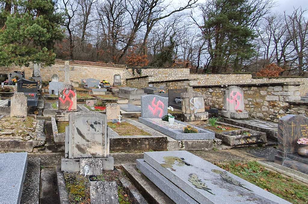 Fontainebleau : Des croix gammées taguées sur près de 70 tombes