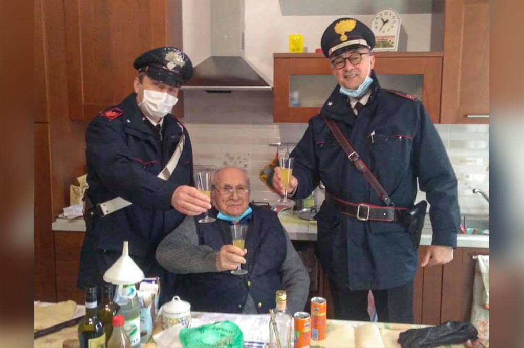 Un Italien de 94 ans appelle la police : «Rien ne me manque, juste une personne avec qui trinquer pour Noël»