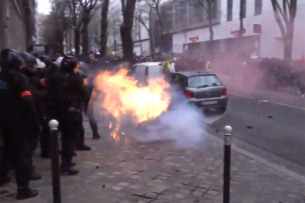 Manifestation contre la loi sécurité globale à Paris : les forces de l'ordre prises pour cible
