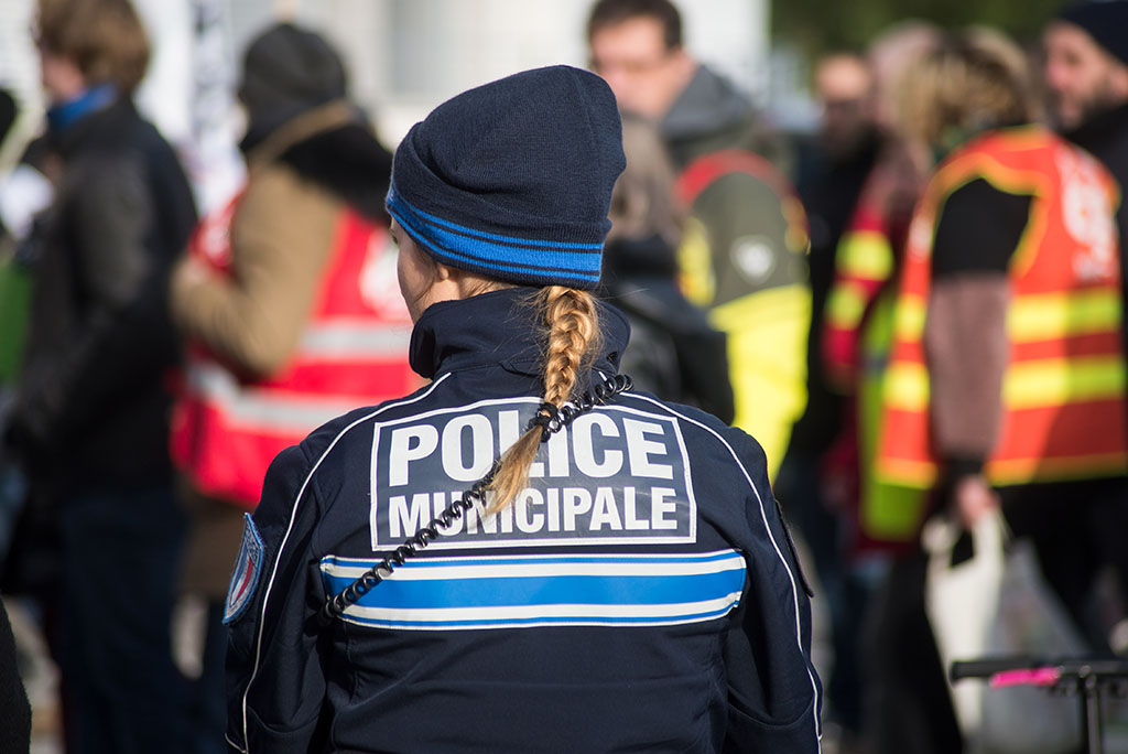 Avignon : Ivre et sans masque, elle agresse une policière durant un contrôle et écope de 6 mois de sursis