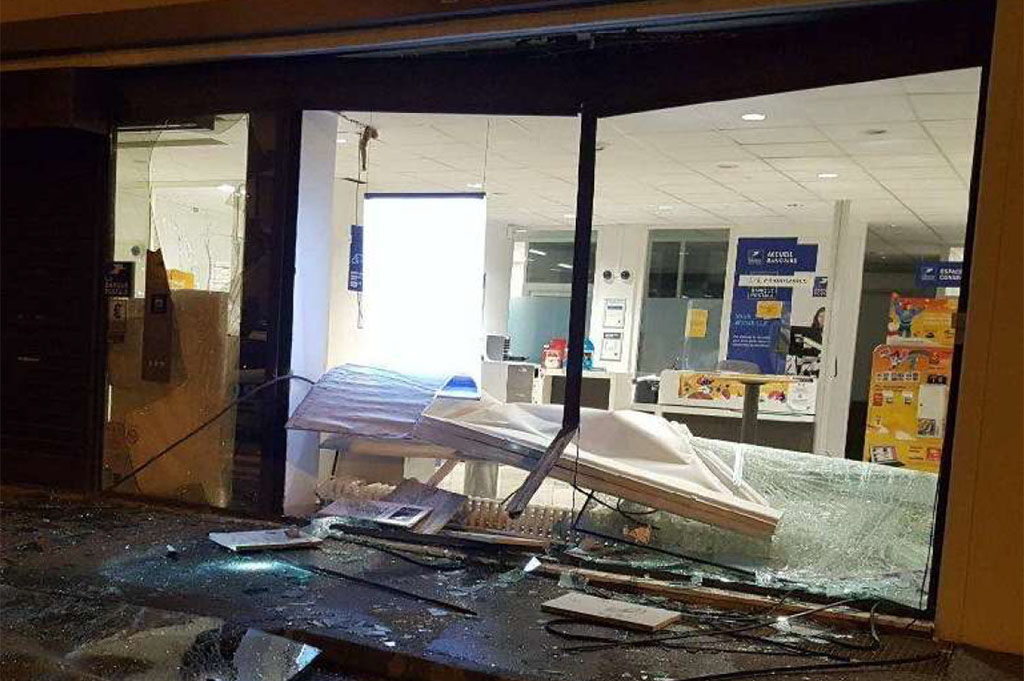 Ardèche : Une patrouille de police tombe sur trois malfaiteurs en train d'attaquer une agence de La Poste