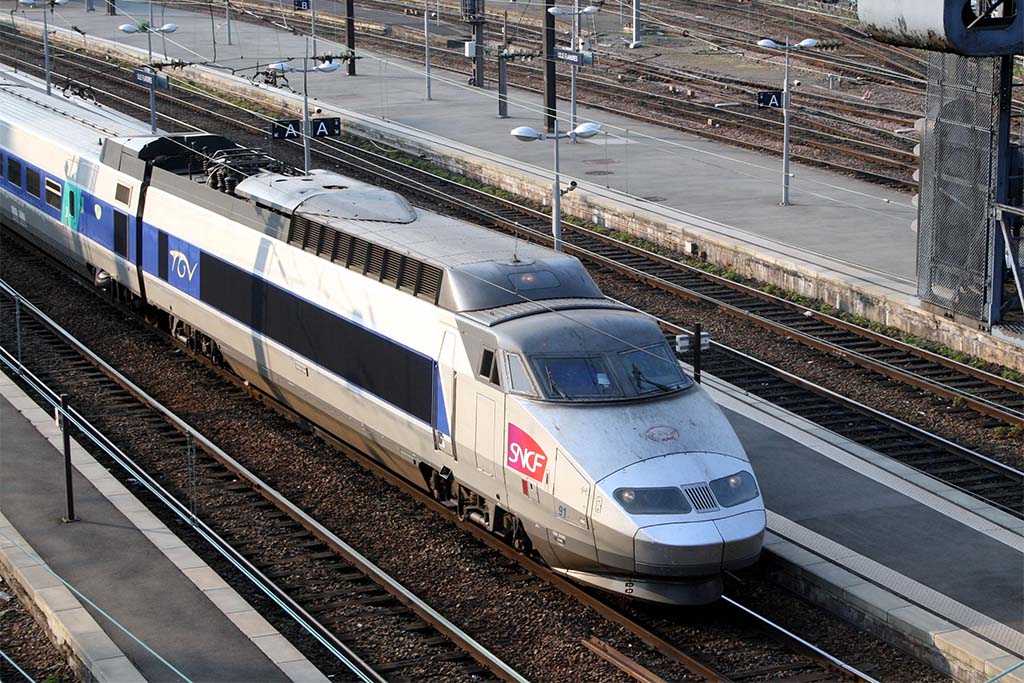 Loire-Atlantique : Il traverse sur les voies pour gagner du temps et meurt percuté par un TGV